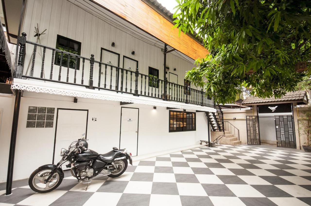 The Hidden House Albergue Bangkok Exterior foto